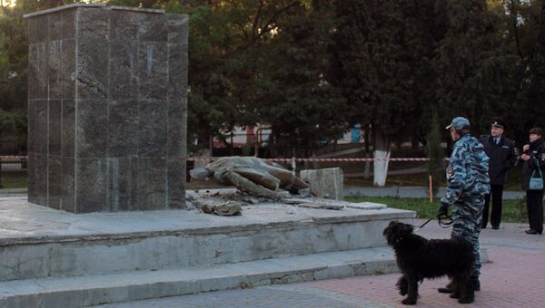 Памятник Владимиру Ленину в городскм саду Судака, разрушенный неизвестными в ночь на 21 октября