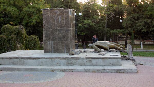 Памятник Владимиру Ленину в городскм саду Судака, разрушенный неизвестными в ночь на 21 октября