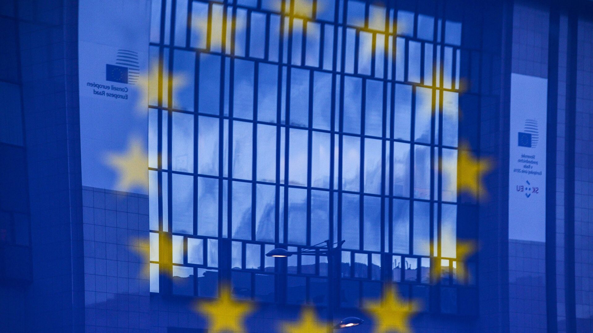 Отражение флага Евросоюза на фоне здания в Брюсселе - РИА Новости, 1920, 13.04.2021