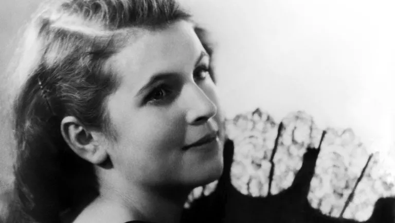 Галина Вишневская – солистка Ленинградского областного театра оперетты, 1945 год Галина Вишневская – солистка Ленинградского областного театра оперетты, 1945 год