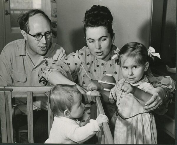 Мстислав Ростропович и Галина Вишневская с дочерьми, 1969 год