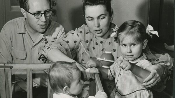 Мстислав Ростропович и Галина Вишневская с дочерьми, 1969 год