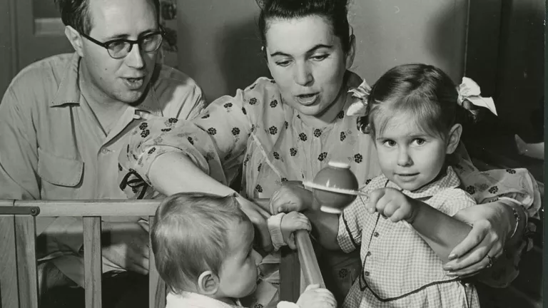 Мстислав Ростропович и Галина Вишневская с дочерьми, 1969 год Мстислав Ростропович и Галина Вишневская с дочерьми, 1969 год