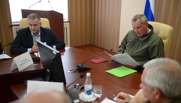 Вице-премьер правительства России Дмитрий Рогозин и глава Республики Крым Сергей Аксенов во время совещания по выполнению заданий государственного оборонного заказа. 21 октября 2016