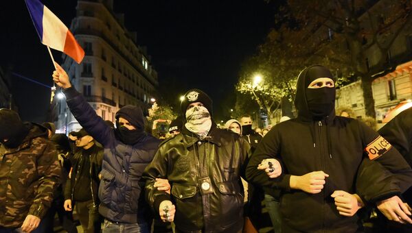 Французские полицийские во время митинга в знак поддержки своих коллег, пострадавших в столкновениях с хулиганами, в Париже. 20 октября 2016