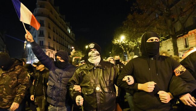 Французские полицийские во время митинга в знак поддержки своих коллег, пострадавших в столкновениях с хулиганами, в Париже. 20 октября 2016