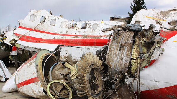Обломки польского правительственного самолета Ту-154 на охраняемой площадке аэродрома в Смоленске