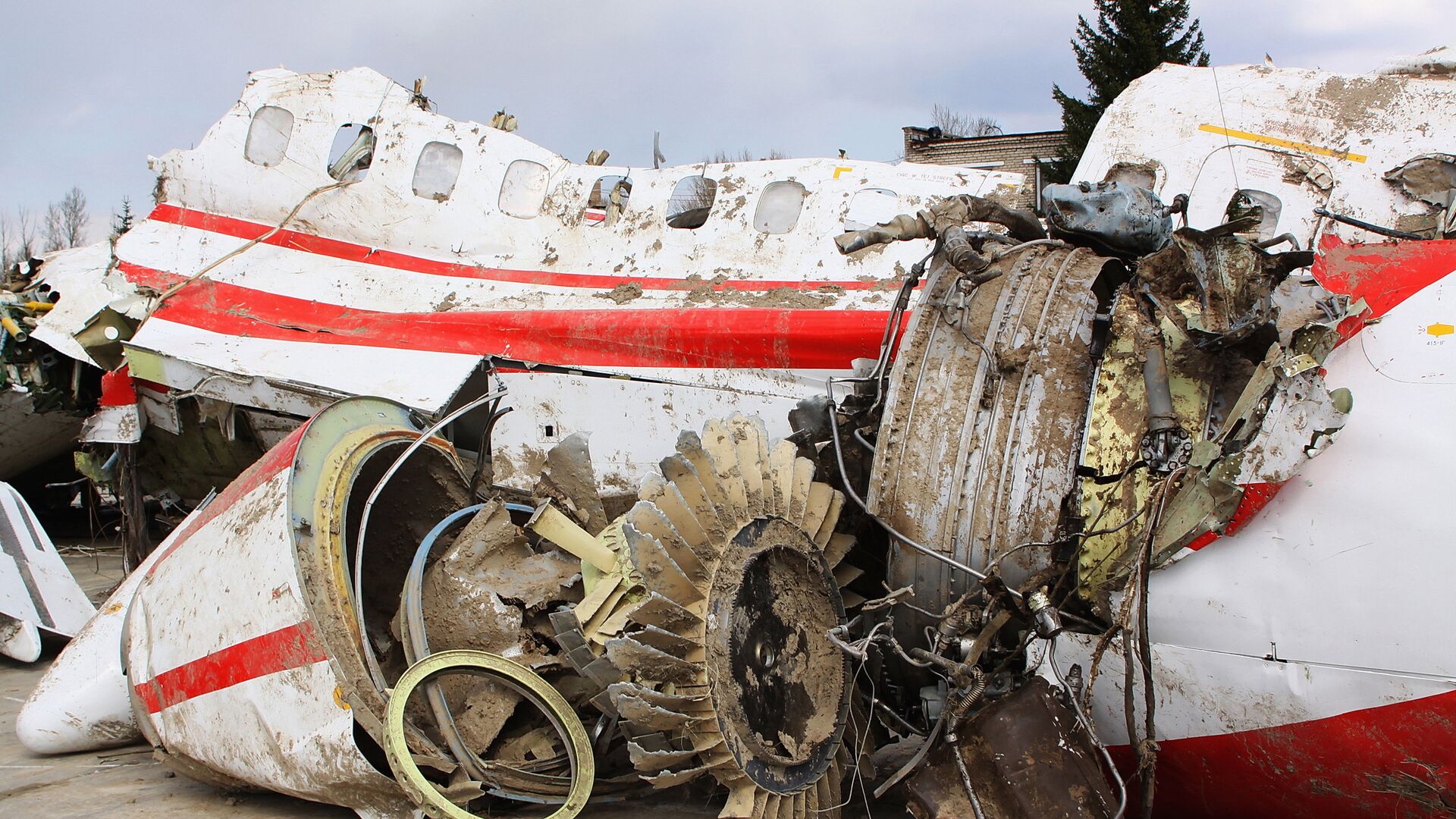 Обломки польского правительственного самолета Ту-154 на охраняемой площадке аэродрома в Смоленске - РИА Новости, 1920, 15.12.2023