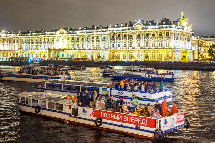 Прогулочные катера во время разведения Дворцового моста в Санкт-Петербурге