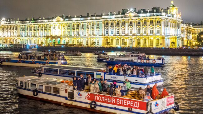 Прогулочные катера во время разведения Дворцового моста в Санкт-Петербурге