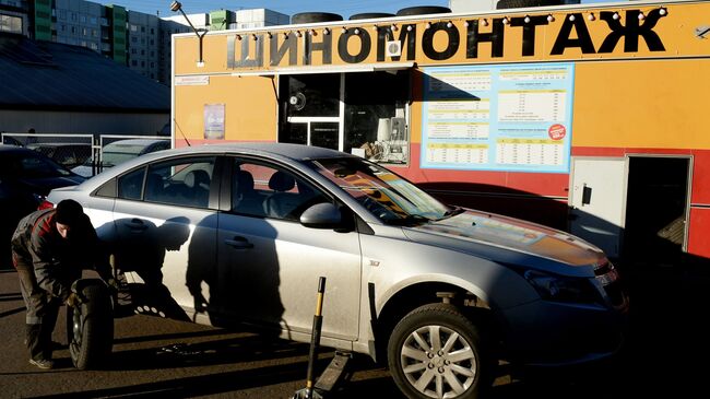 Работа шиномонтажной мастерской в Великом Новгороде. Архивное фото