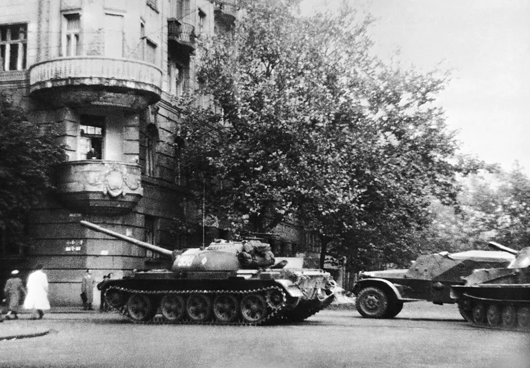 Венгерский танк на улице Будапешта. 1956 год Венгерский танк на улице Будапешта. 1956 год