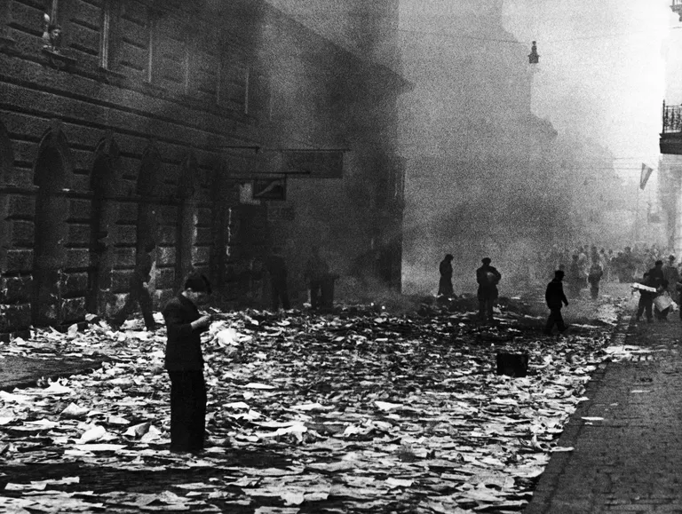 Вырванные страницы книг на русском языке разбросаны рядом с книжным магазином в Будапеште. 1956 год Вырванные страницы книг на русском языке разбросаны рядом с книжным магазином в Будапеште. 1956 год