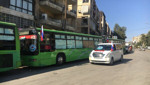 Полиция у гуманитарного коридора Бустан аль-Каср в восточном Алеппо в ожидании выхода боевиков и мирных граждан