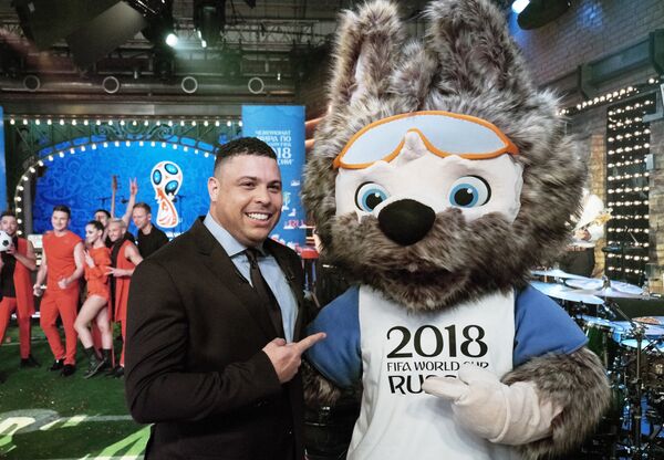 Футболист Роналдо и официальный талисман чемпионата мира по футболу 2018 года Волк Забивака Футболист Роналдо и официальный талисман чемпионата мира по футболу 2018 года Волк Забивака