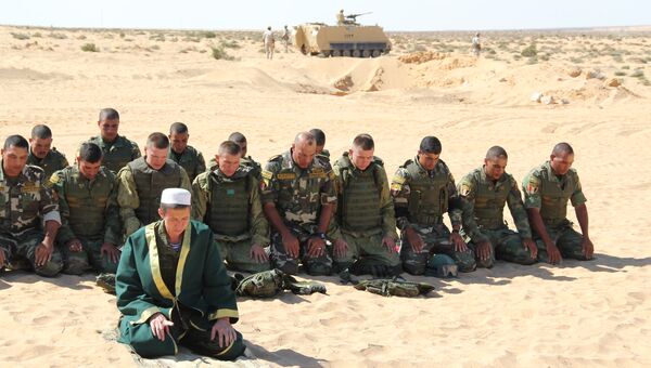 Совместная молитва российских и египетских десантников во время учений Защитники дружбы-2016