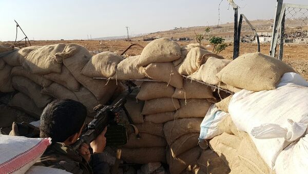 Боец сирийской армии на высоте, где расположена воинская часть ПВО на юге Алеппо