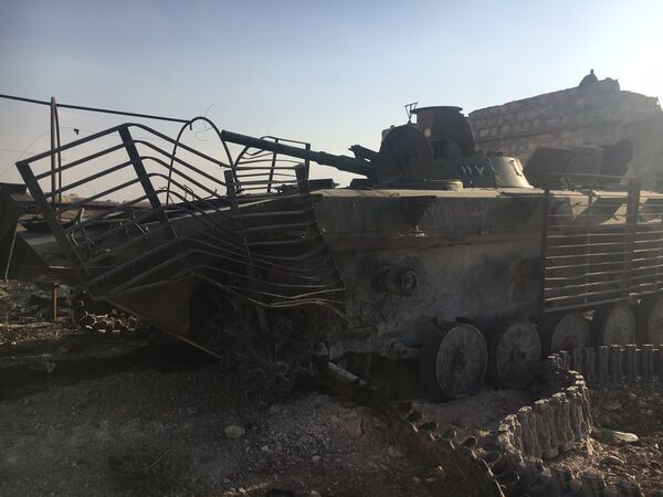 Сложенная бронетехника у части ПВО на юге Алеппо