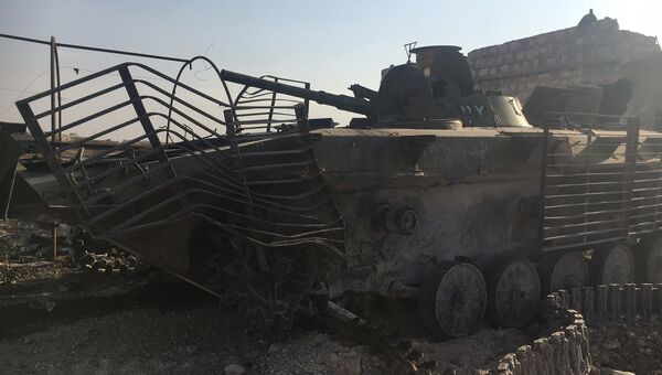 Сложенная бронетехника у части ПВО на юге Алеппо