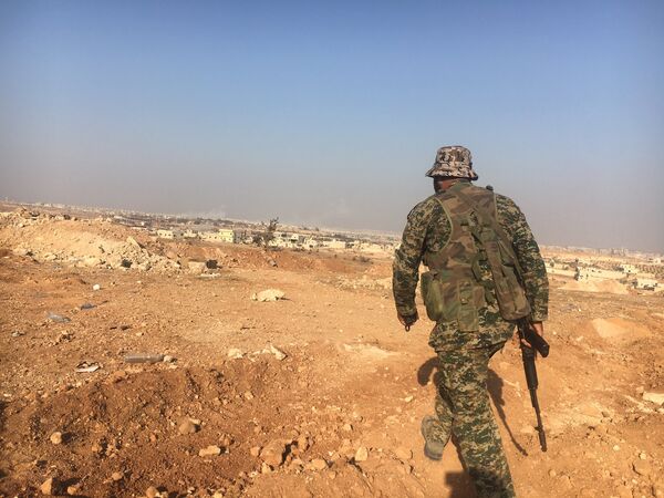 Боец ополчения на высоте, где расположена часть ПВО на линии фронта в Алеппо Боец ополчения на высоте, где расположена часть ПВО на линии фронта в Алеппо
