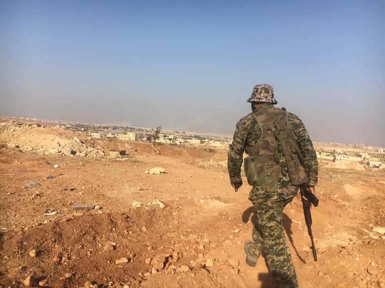 Боец ополчения на высоте, где расположена часть ПВО на линии фронта в Алеппо Боец ополчения на высоте, где расположена часть ПВО на линии фронта в Алеппо