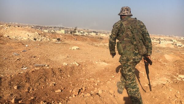 Боец ополчения на высоте, где расположена часть ПВО на линии фронта в Алеппо. Архивное фото