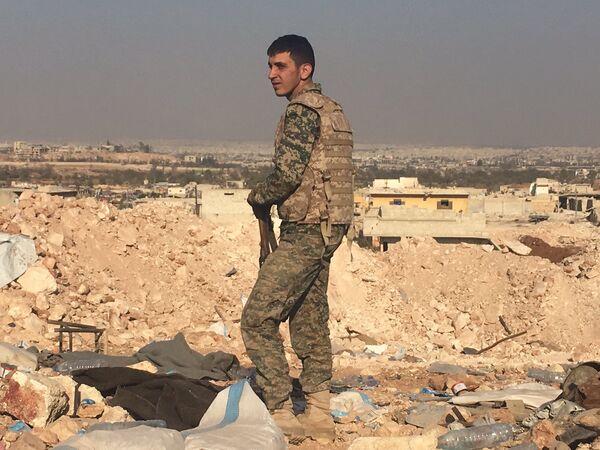 Боец сирийской армии смотрит на город Алеппо с высоты узла мобильной связи к югу от города. Боец сирийской армии смотрит на город Алеппо с высоты узла мобильной связи к югу от города.