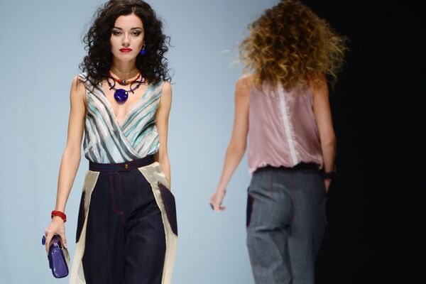 Модели демонстрируют одежду из новой коллекции бренда RinaR в рамках Недели моды в Москве Сделано в России