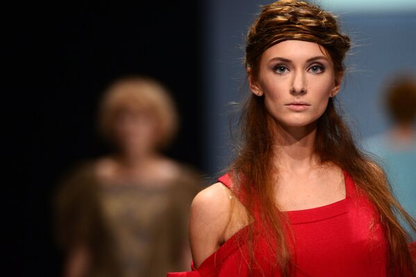 Модель демонстрирует одежду из новой коллекции бренда ESTEL в рамках Недели моды в Москве Сделано в России