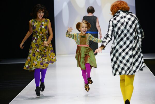 Модели демонстрируют одежду из новой коллекции бренда Teplitskaya Design в рамках Недели моды в Москве Сделано в России