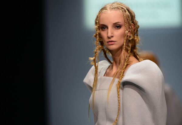 Модель демонстрирует одежду из новой коллекции бренда ESTEL в рамках Недели моды в Москве Сделано в России