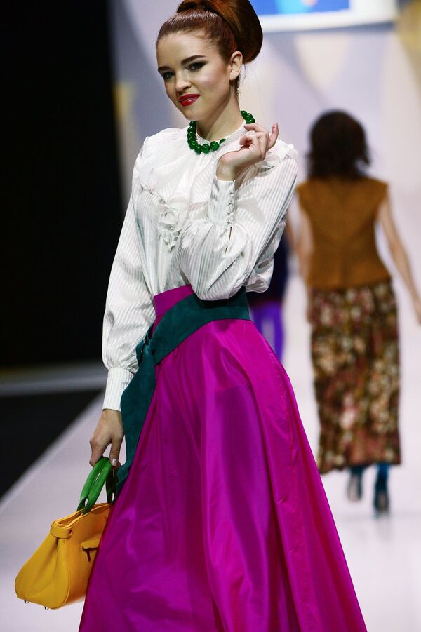 Модель демонстрирует одежду из новой коллекции бренда Teplitskaya Design в рамках Недели моды в Москве Сделано в России