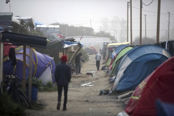 Лагерь мигрантов возле Кале накануне эвакуации