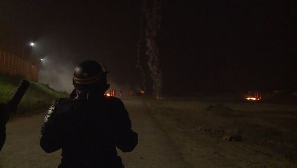 Слезоточивый газ, дым и огонь  –  столкновения полиции и мигрантов в Кале
