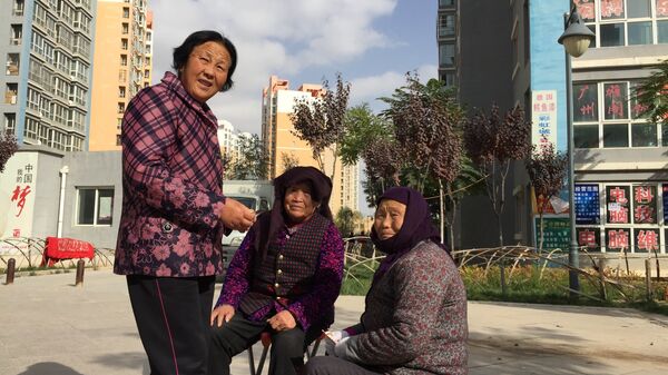 Жители китайского района Радуга