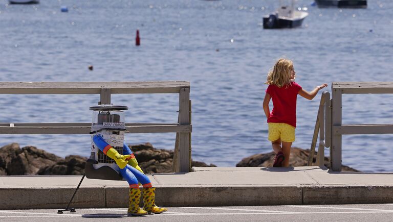 Социальный робот Hitchbot в порту Марблхеда, США