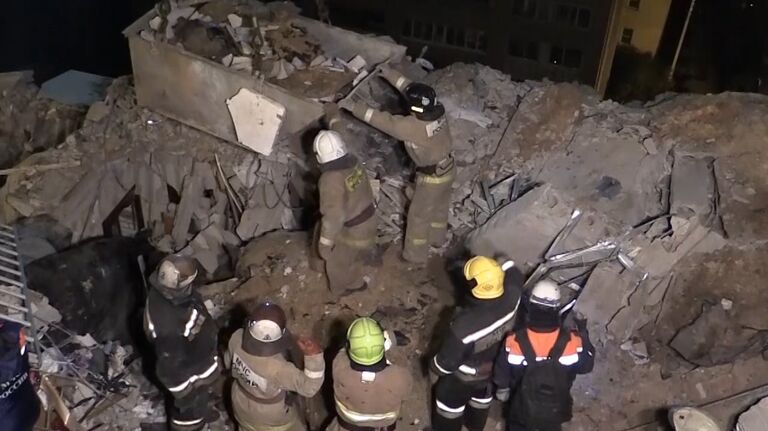 Спасатели разбирали и грузили в контейнер обломки после взрыва газа в Рязани Спасатели разбирали и грузили в контейнер обломки после взрыва газа в Рязани