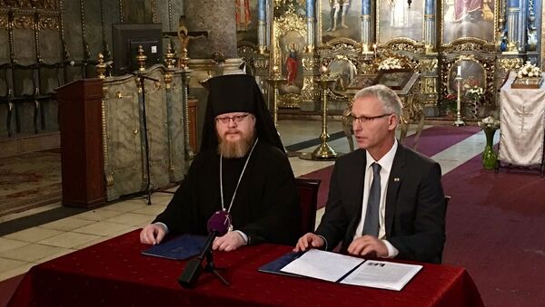 Епископ Подольский Тихон и госсекретарь Министерства человеческих ресурсов Венгрии Миклош Шолтес подписывают договор