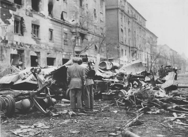 Разрушенные улицы Будапешта во время восстания 1956 года Разрушенные улицы Будапешта во время восстания 1956 года