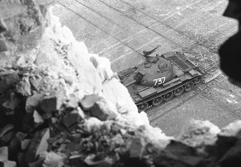 Российский танк на улице Будапешта. 4 ноября 1956 года Российский танк на улице Будапешта. 4 ноября 1956 года
