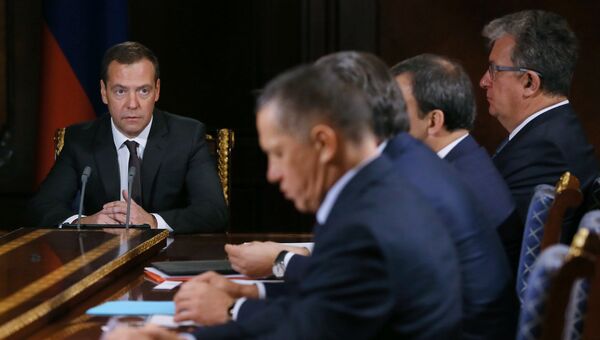Председатель правительства РФ Дмитрий Медведев проводит совещаниес вице-премьерами РФ. 24 октября 2016