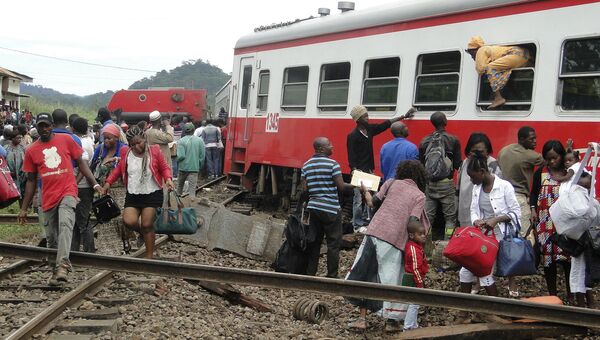 Пассажиры сошедшего с рельсов поезда  в Камеруне. 21 октября 2016