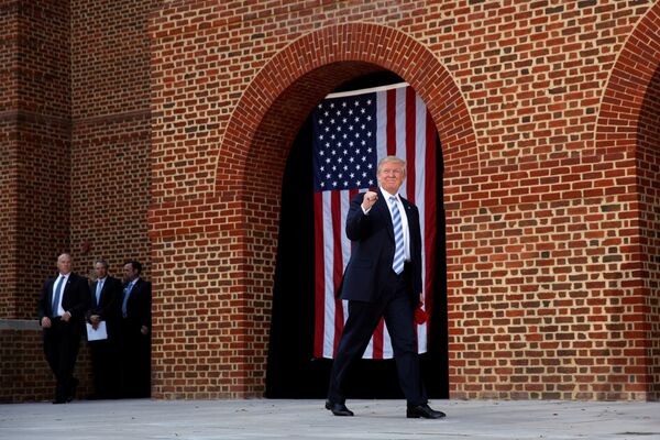 Кандидат в президенты США Дональд Трамп во время избирательной кампании в Виргинии, США. 22 октября 2016 года Кандидат в президенты США Дональд Трамп во время избирательной кампании в Виргинии, США. 22 октября 2016 года