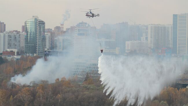 Ликвидация пожара на складе на северо-западе Москвы