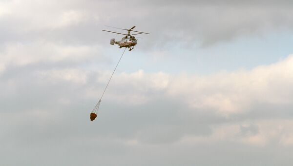 Вертолет МЧС на тушении пожара. Архивное фото