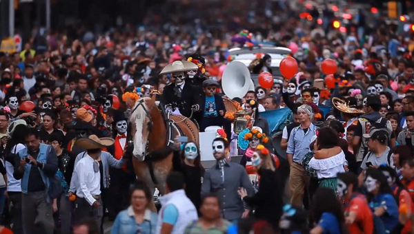 Разрисованные под черепа лица и яркие наряды на параде мертвецов в Мехико