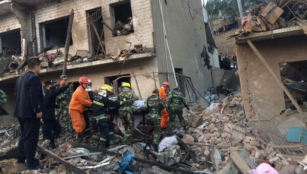 Спасатели на месте взрыва в здании в провинции Шэньси. 24 октября 2016