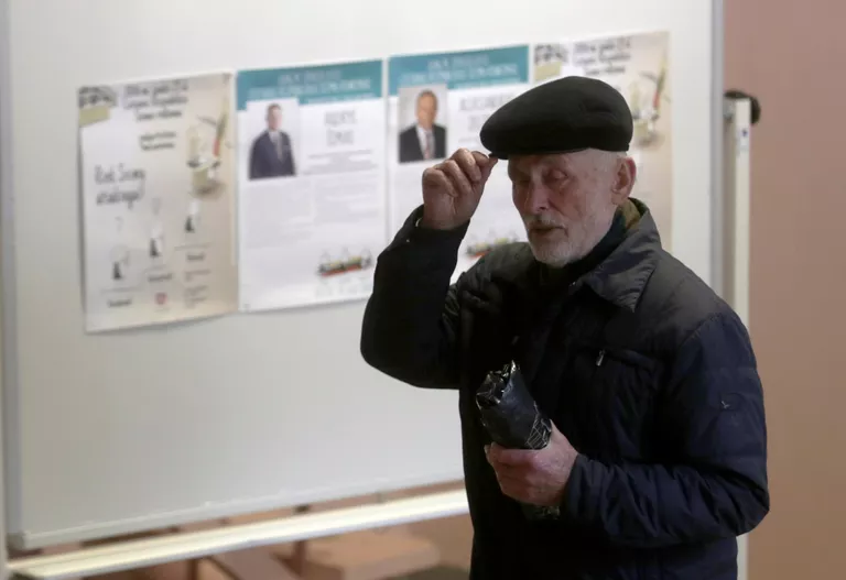 Мужчина на избирательном участке в литовском городе Биржай Мужчина на избирательном участке в литовском городе Биржай