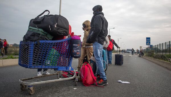Беженцы в специально организованном центре по распределению мигрантов CAO рядом с лагерем Кале во Франции