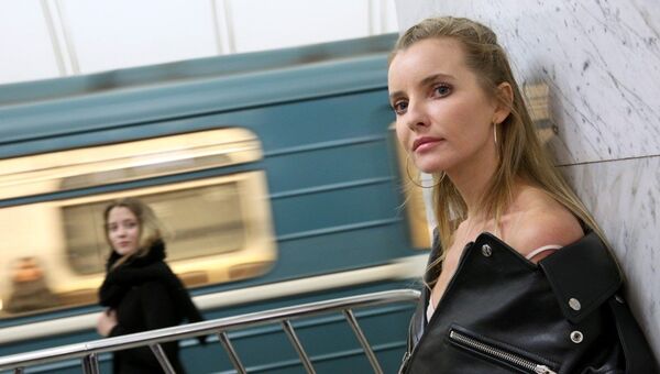 Девушка во время показа коллекции модельера Александра Терехова на платформе станции метро Достоевская
